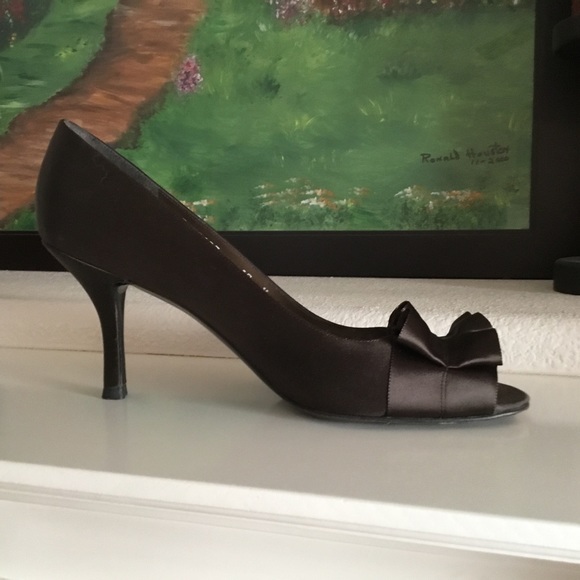 Stuart Weitzman Gigiritz Dark Brown Satin ruffle detail peep toe pumps /Like NEW - Picture 7 of 16